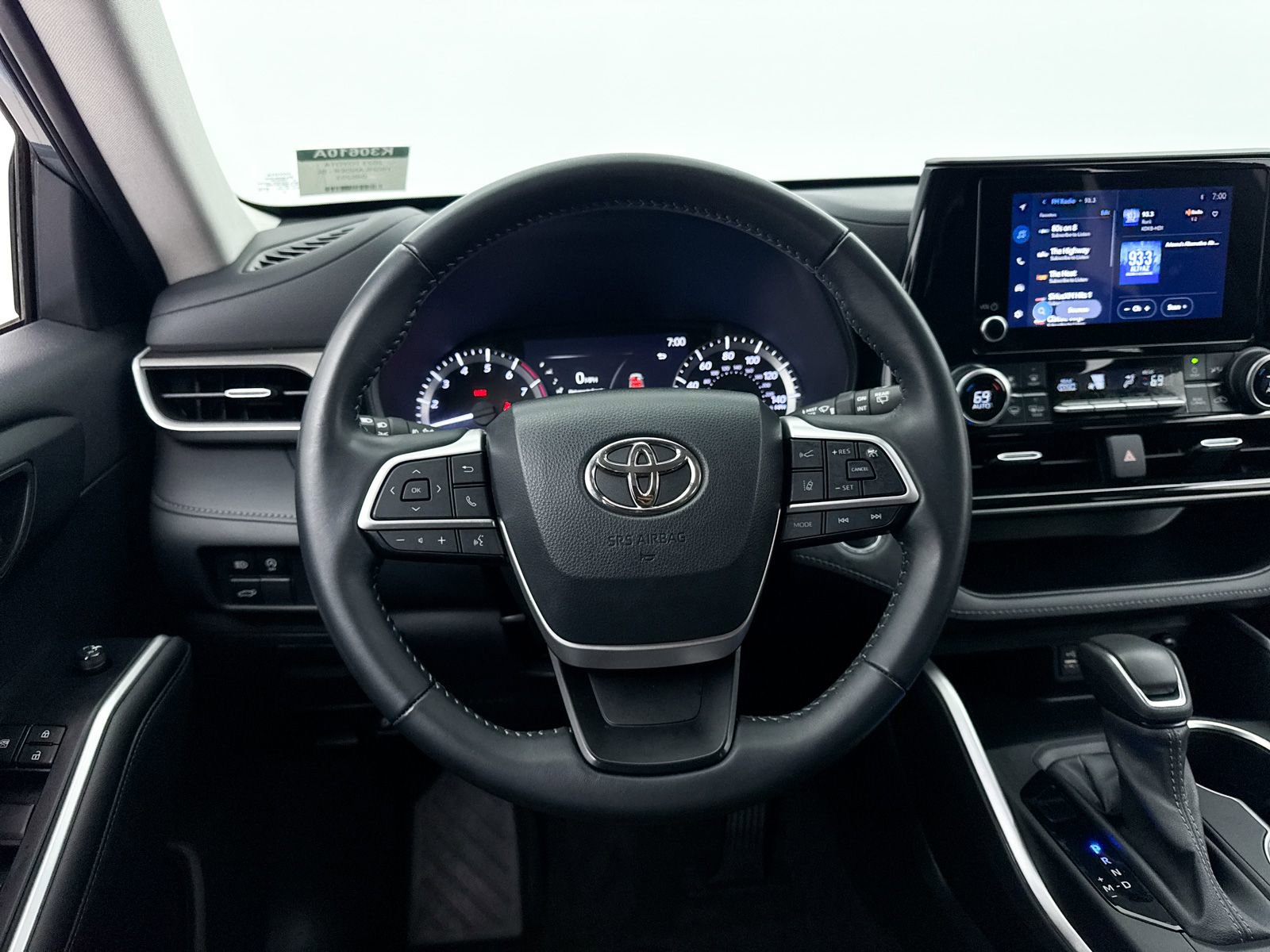 Used 2023 Toyota Highlander LE image 3