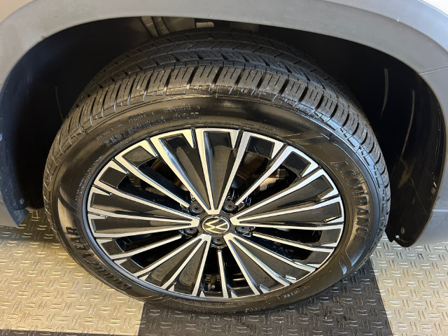 Certified 2025 Volkswagen Taos SE FWD image 9
