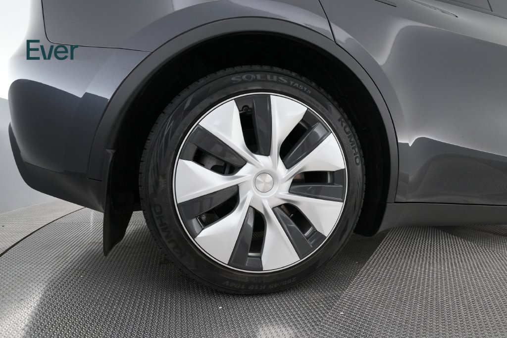 Used 2024 Tesla Model Y Long Range AWD/4WD image 9