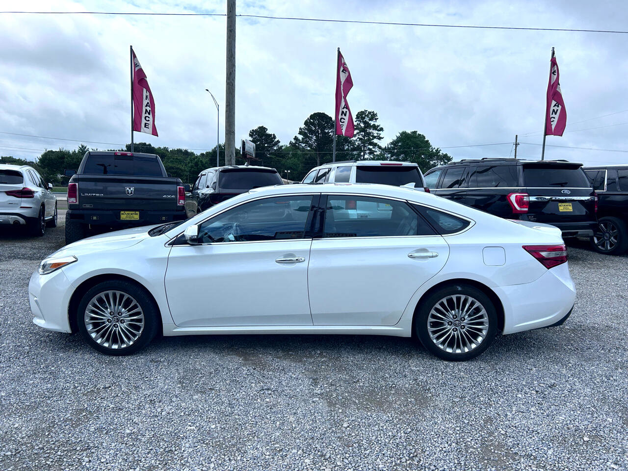 Used 2018 Toyota Avalon Limited image 21