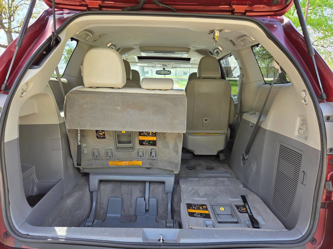 Used 2013 Toyota Sienna XLE image 39