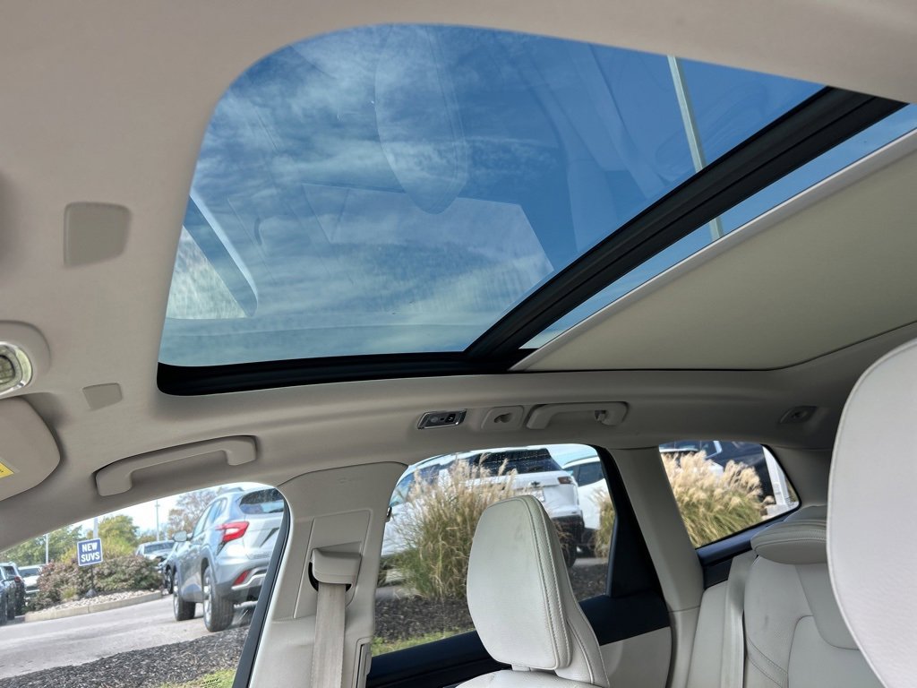 Used 2021 Volvo XC60 T5 Momentum w/ Advanced Package image 12