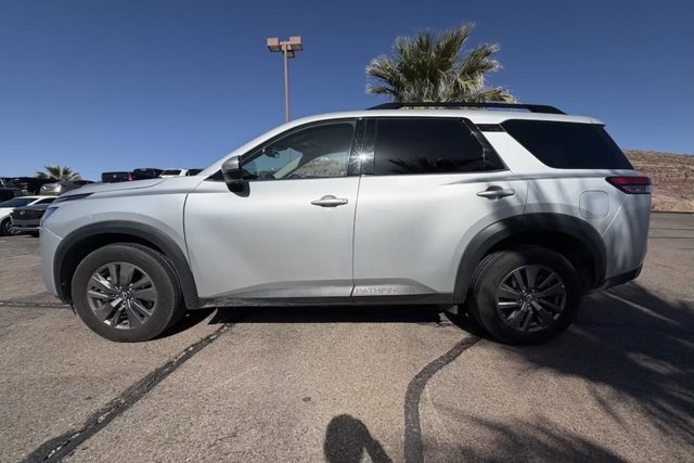 Used 2025 Nissan Pathfinder SV AWD/4WD image 2