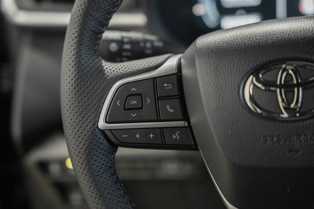 Used 2025 Toyota Sienna Limited AWD/4WD image 30