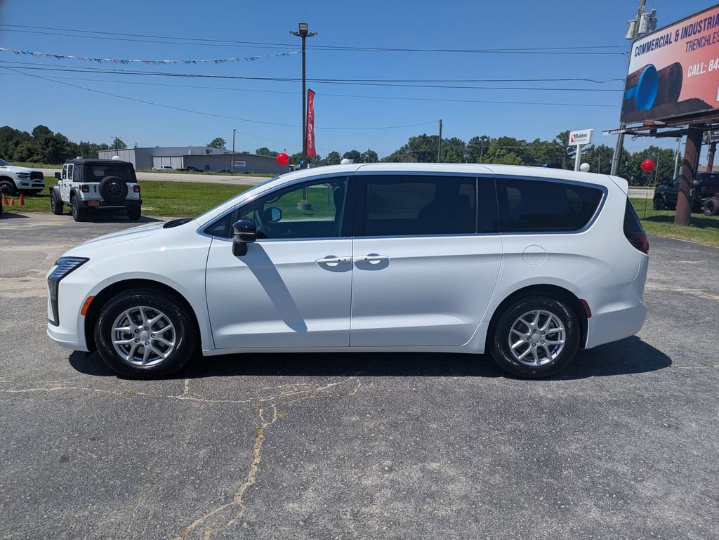 New 2027 Chrysler Pacifica Select w/ Family Tech Group FWD image 4