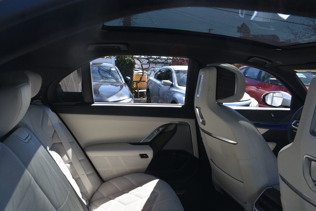 Used 2025 BMW 760i xDrive w/ Executive Package image 26