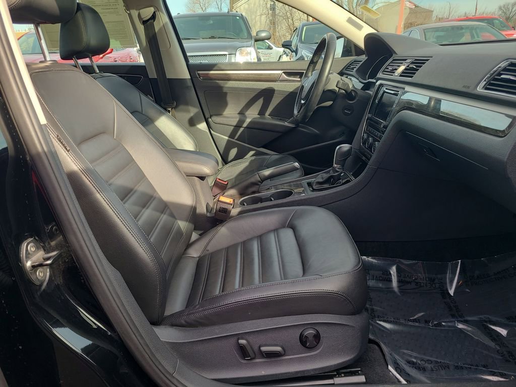 Used 2016 Volkswagen Passat 1.8T SEL Premium image 40