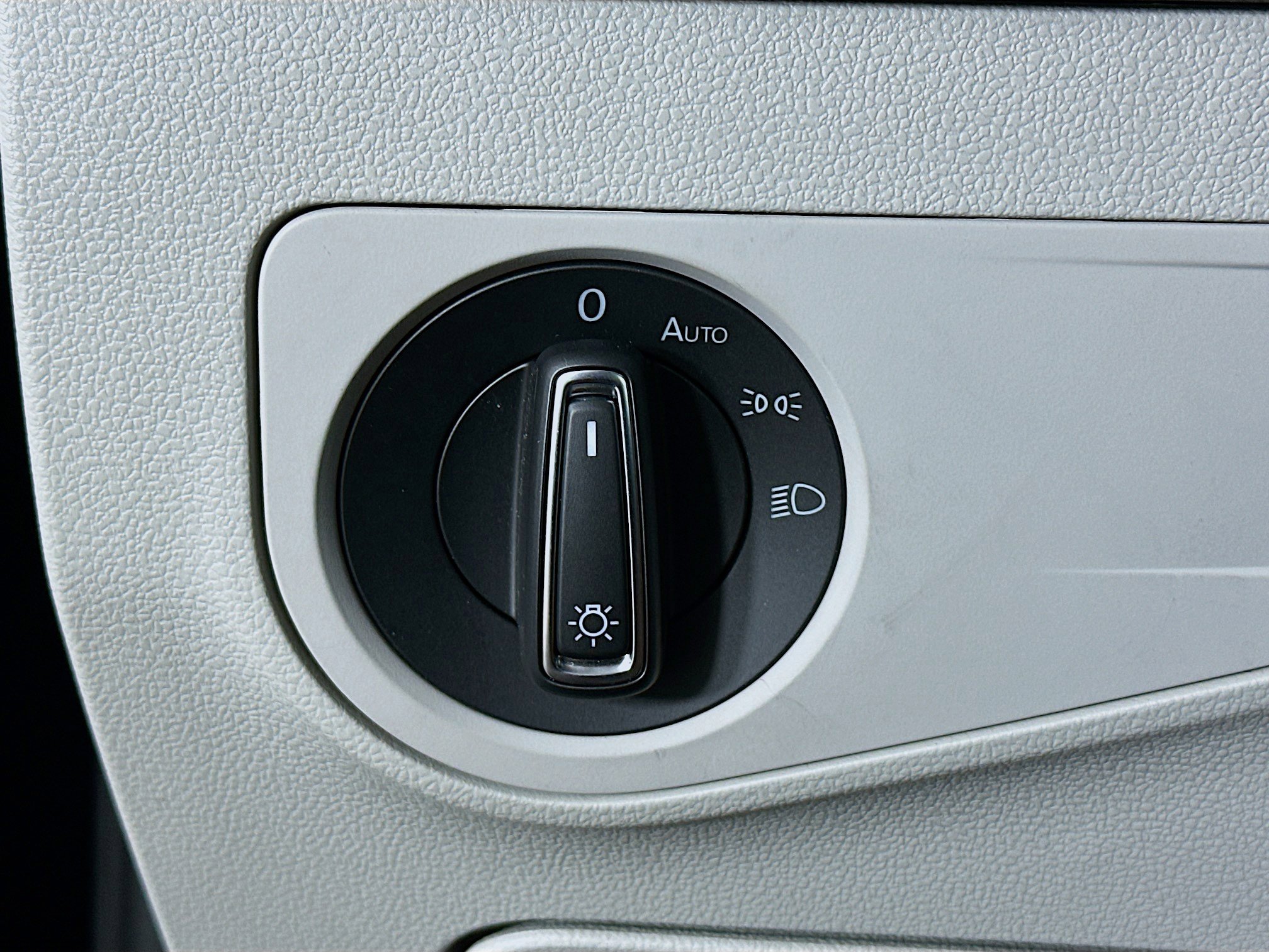 Used 2023 Volkswagen Tiguan SE image 17