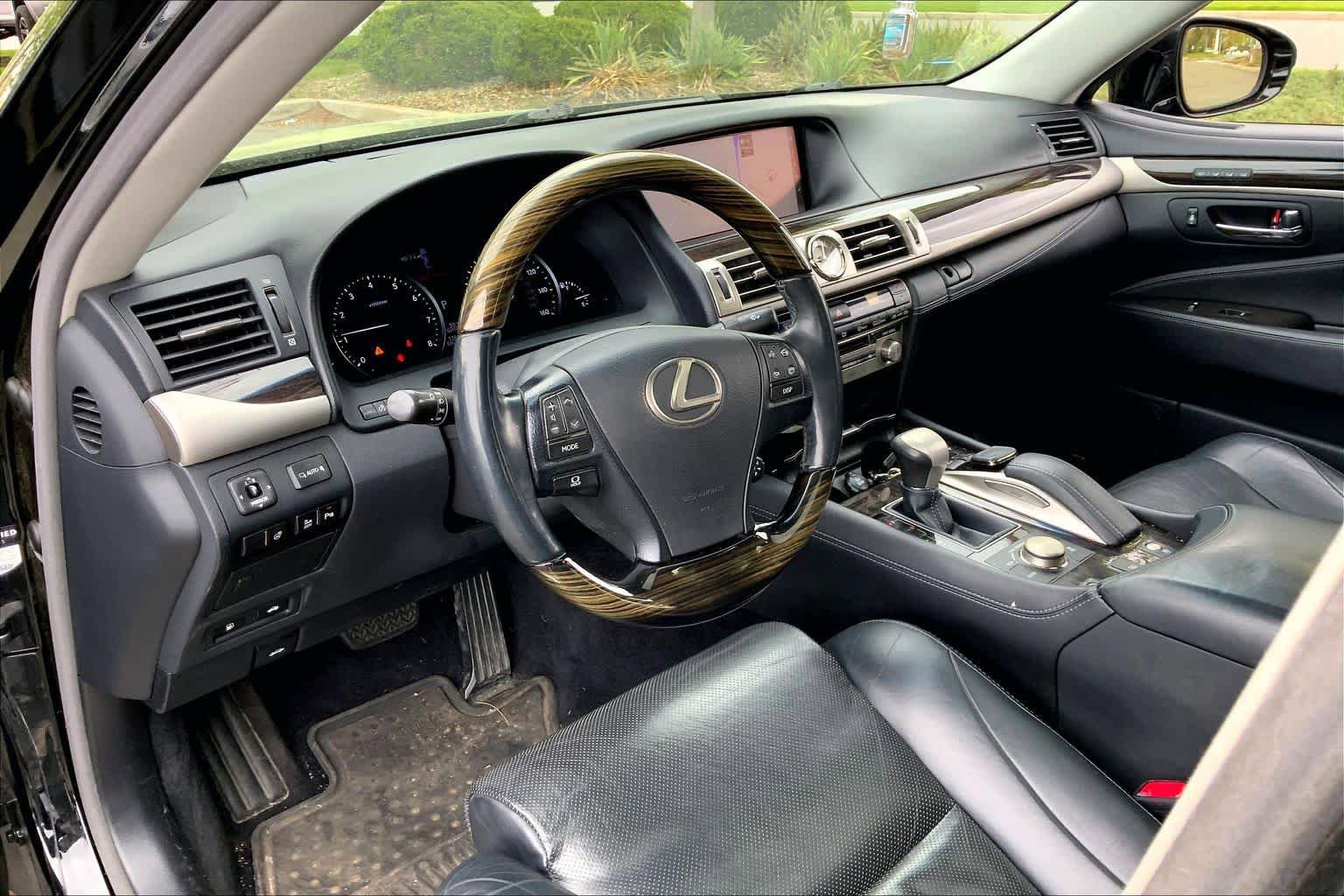 Used 2016 Lexus LS 460 AWD w/ Comfort Package image 18