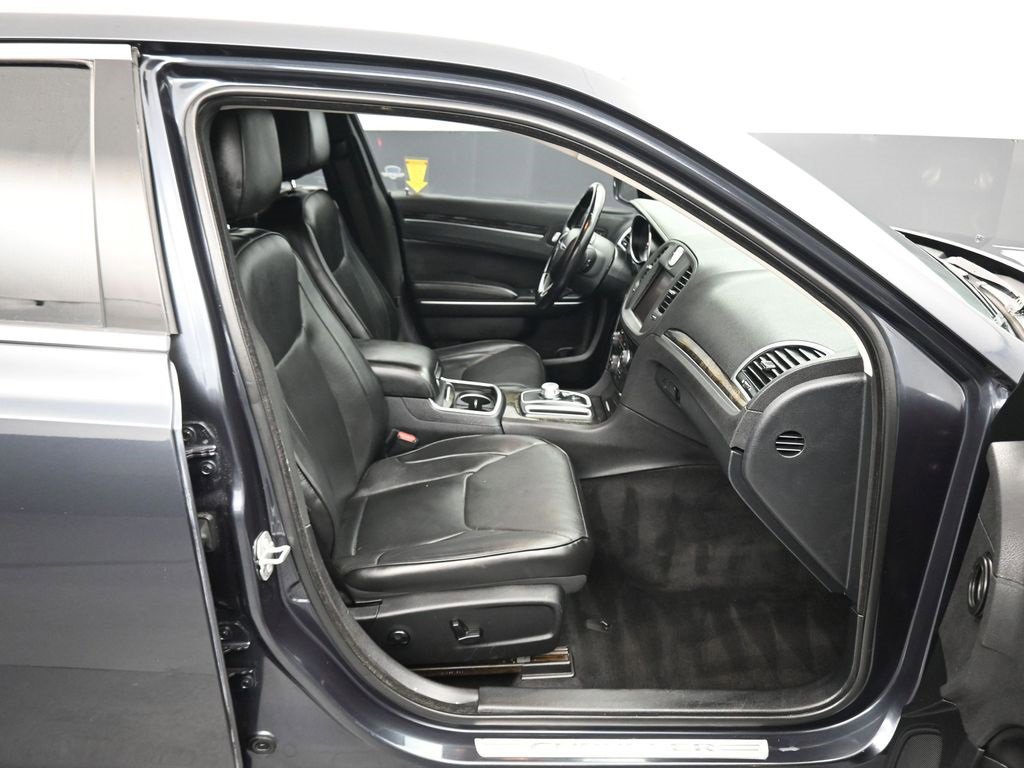 Used 2018 Chrysler 300 Limited image 39