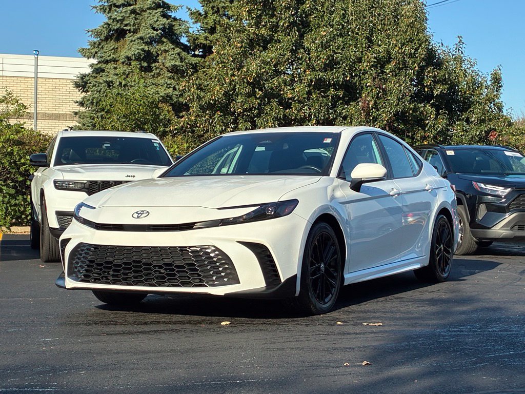 Used 2025 Toyota Camry SE FWD image 1