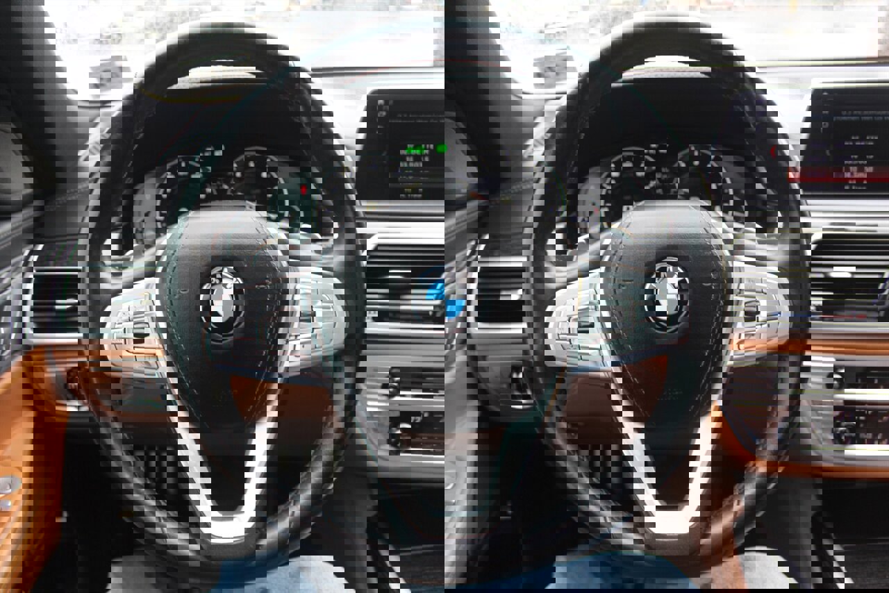 Used 2019 BMW 750i image 6