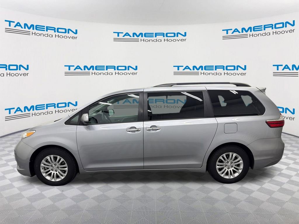 Used 2017 Toyota Sienna XLE FWD image 2