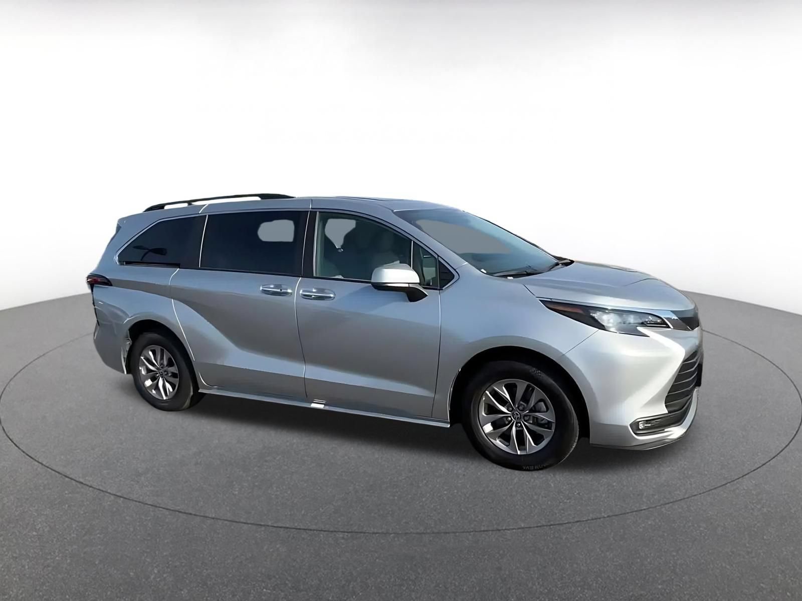 Used 2025 Toyota Sienna XLE FWD image 2