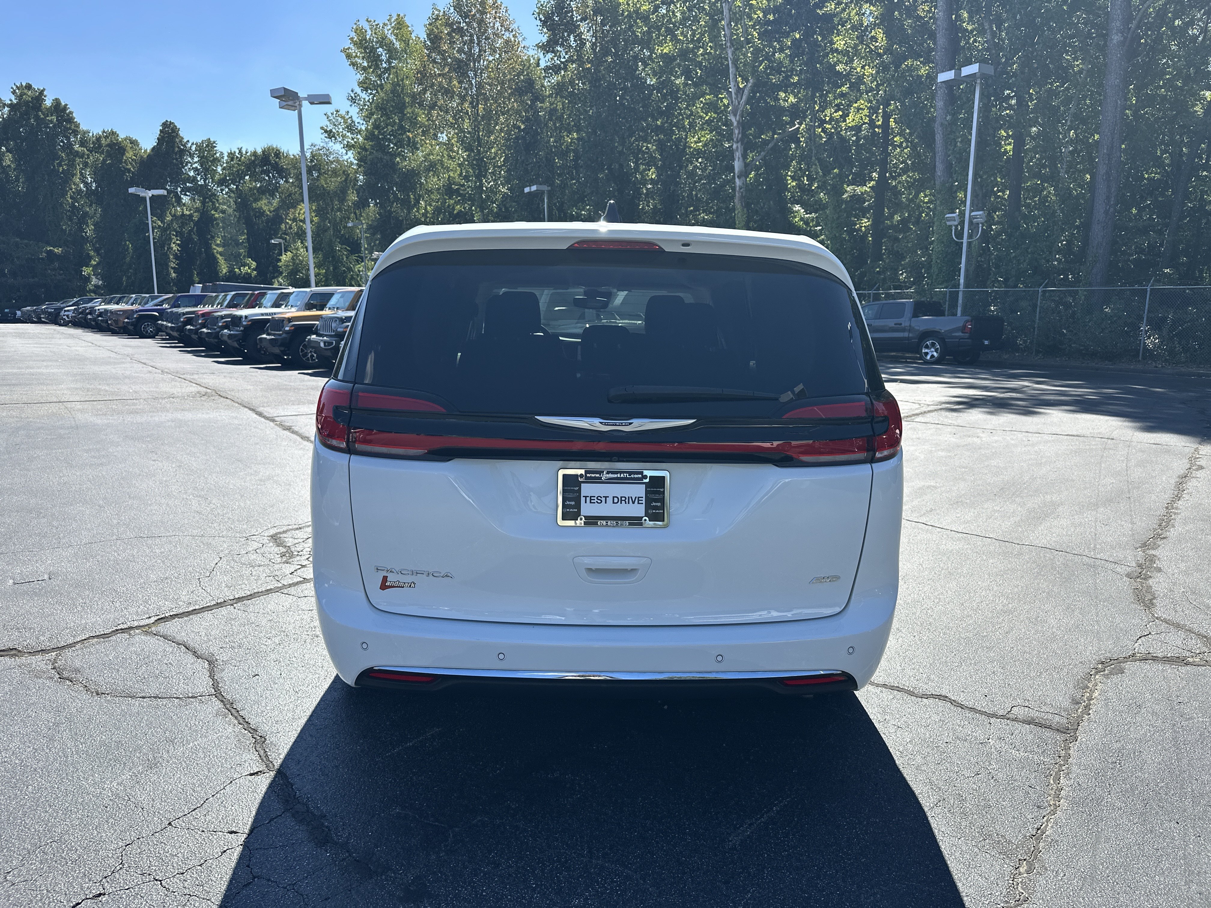 Used 2023 Chrysler Pacifica Touring-L AWD/4WD image 8