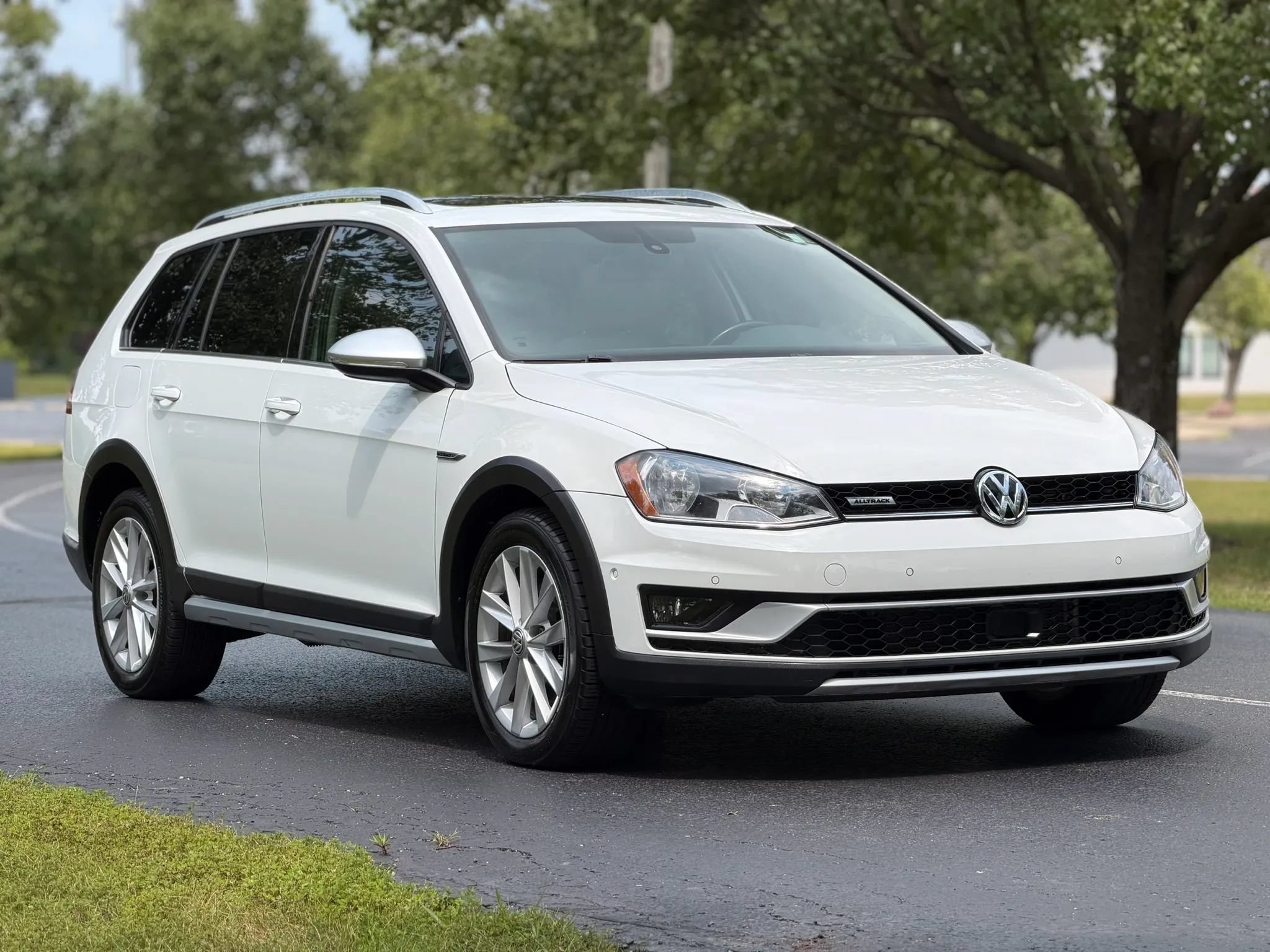 Used 2017 Volkswagen Golf Alltrack S AWD/4WD image 3