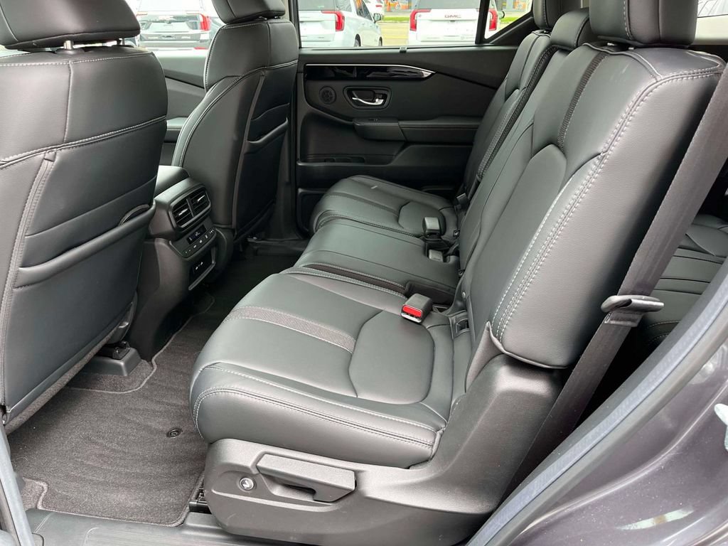 Used 2025 Honda Pilot Touring image 16