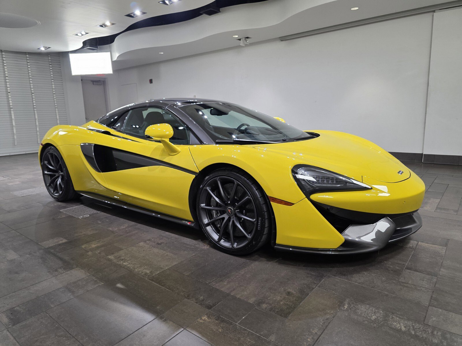 Used 2018 McLaren 570S Spider image 19