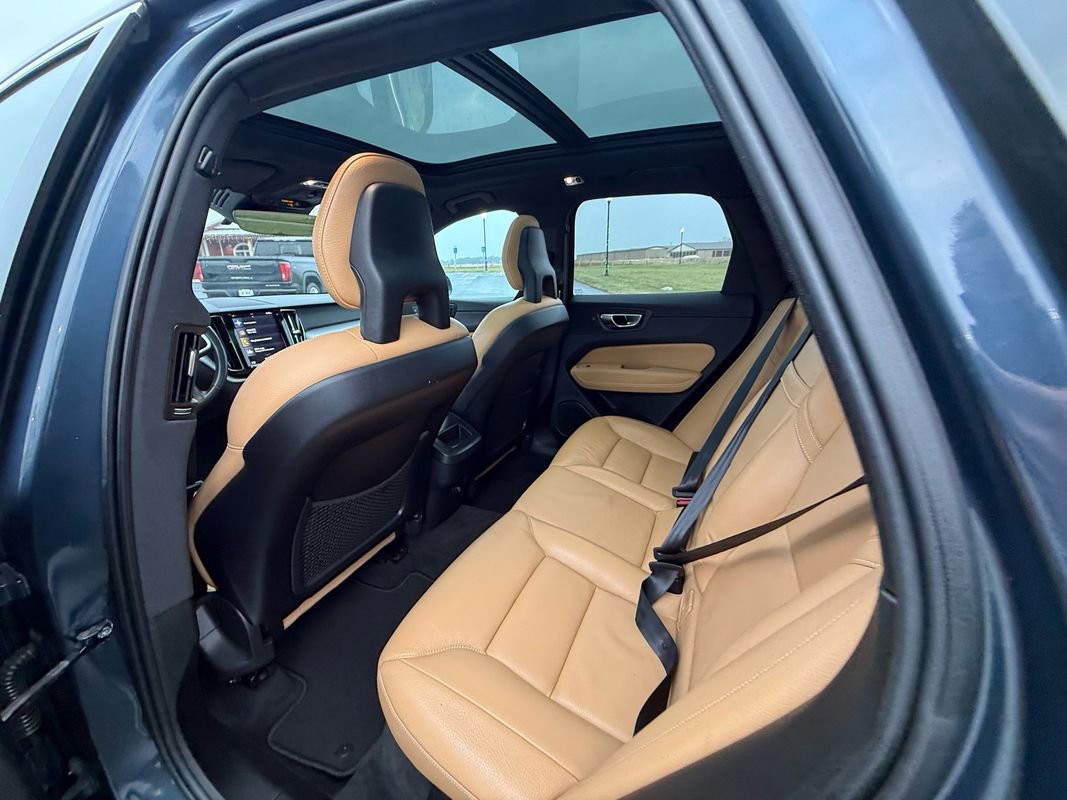 Used 2018 Volvo XC60 T5 Momentum w/ Vision Package image 11