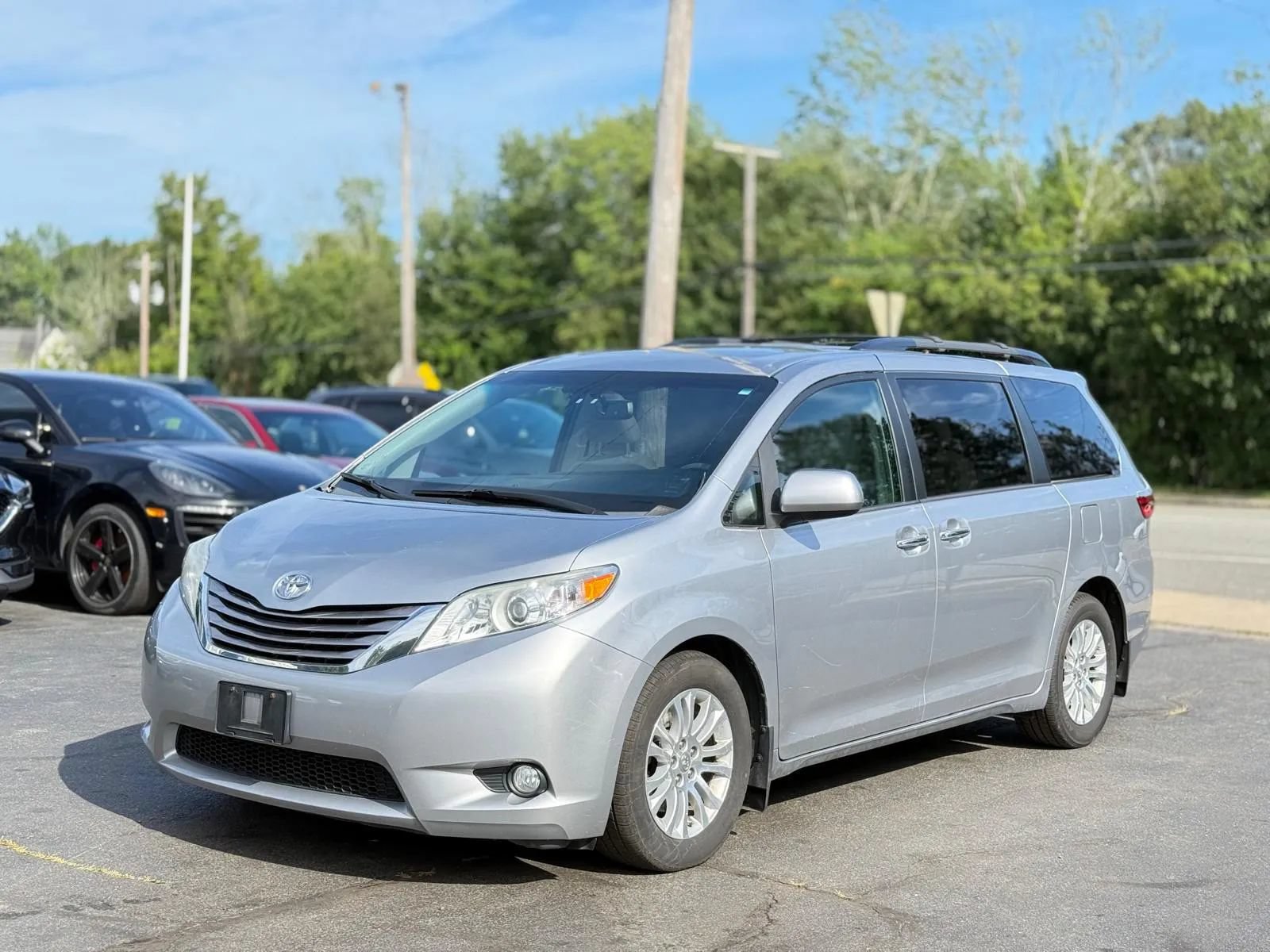 Used 2017 Toyota Sienna XLE w/ Outdoor Package FWD image 2