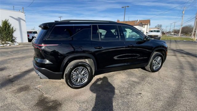 Used 2025 Chevrolet Traverse LT image 2