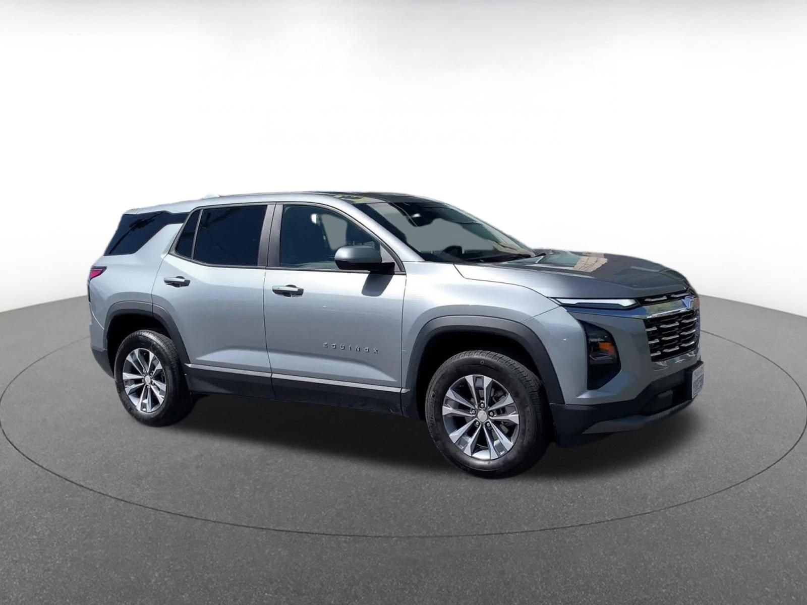 Used 2025 Chevrolet Equinox LT image 2