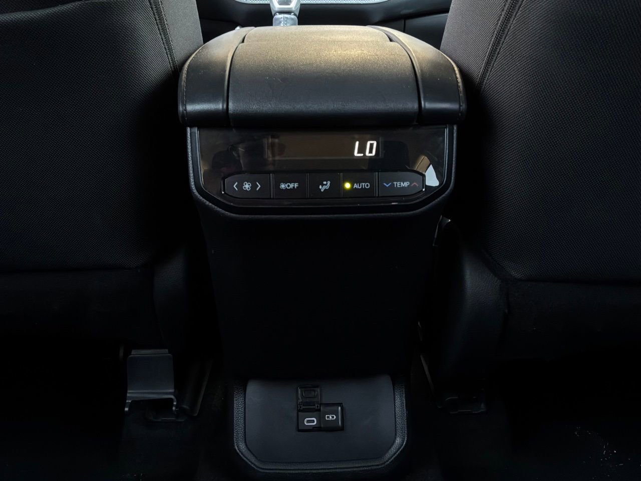 Used 2025 Toyota Highlander LE FWD image 12