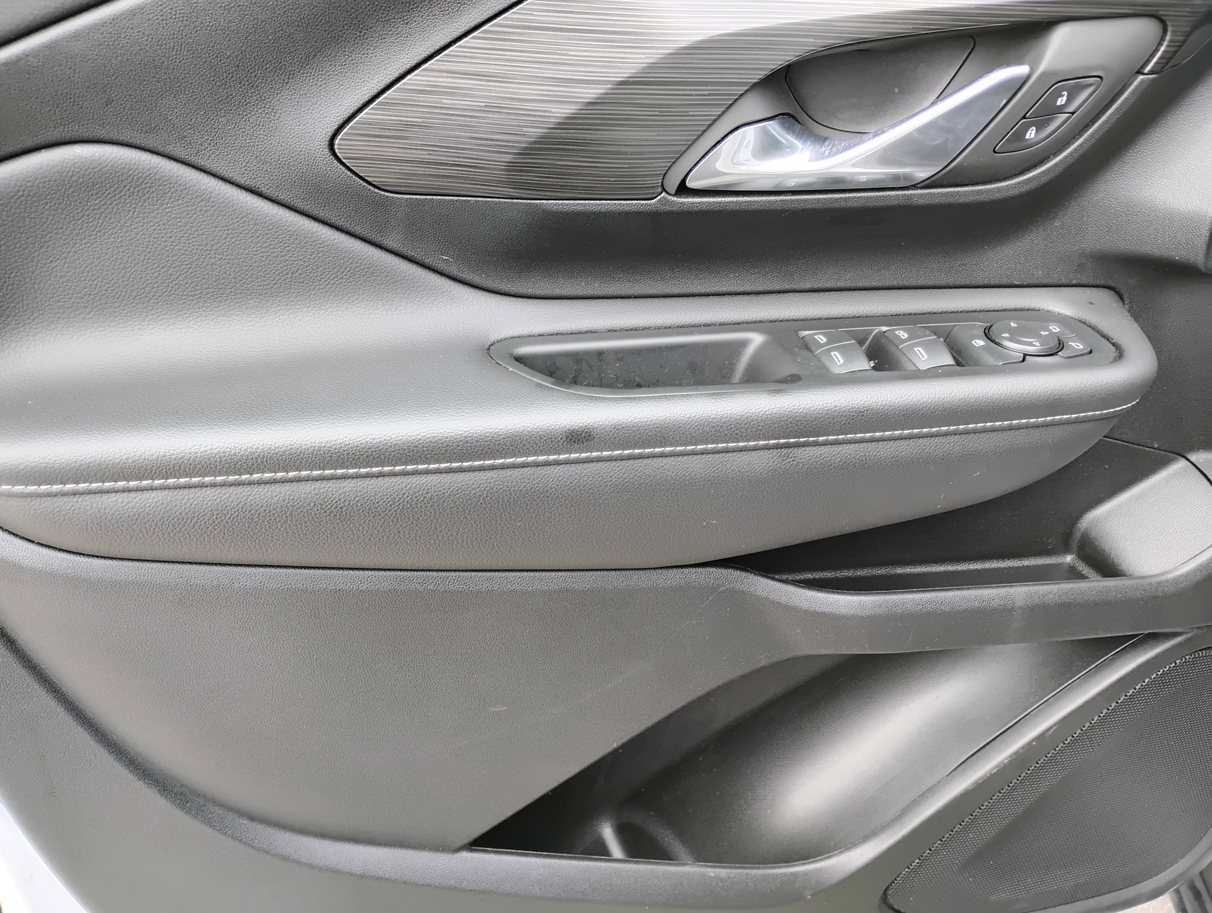 Used 2023 GMC Terrain SLE image 15