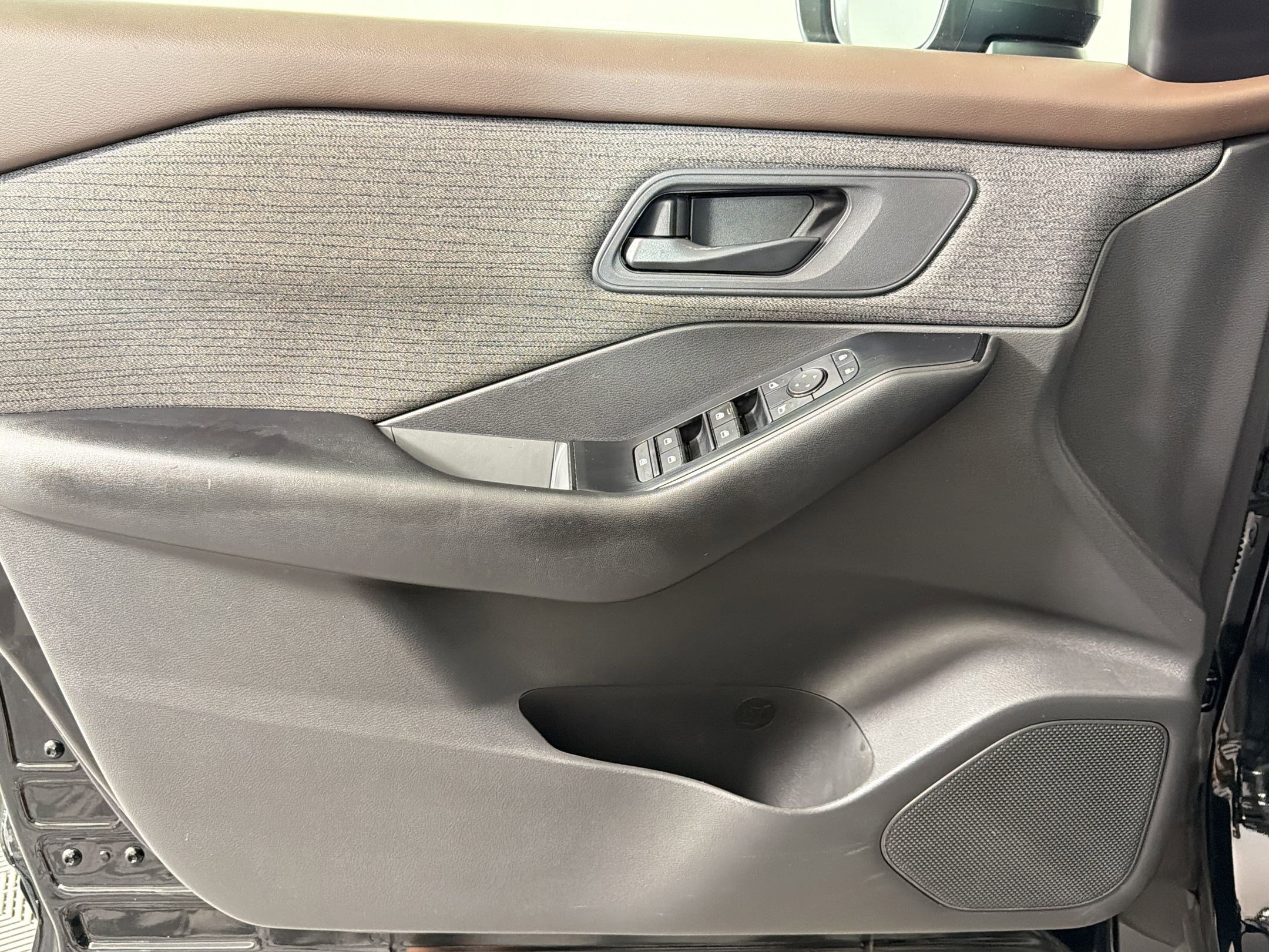 Used 2023 Nissan Rogue S AWD/4WD image 10