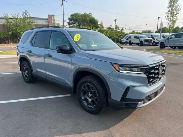 Used 2025 Honda Pilot TrailSport image 3