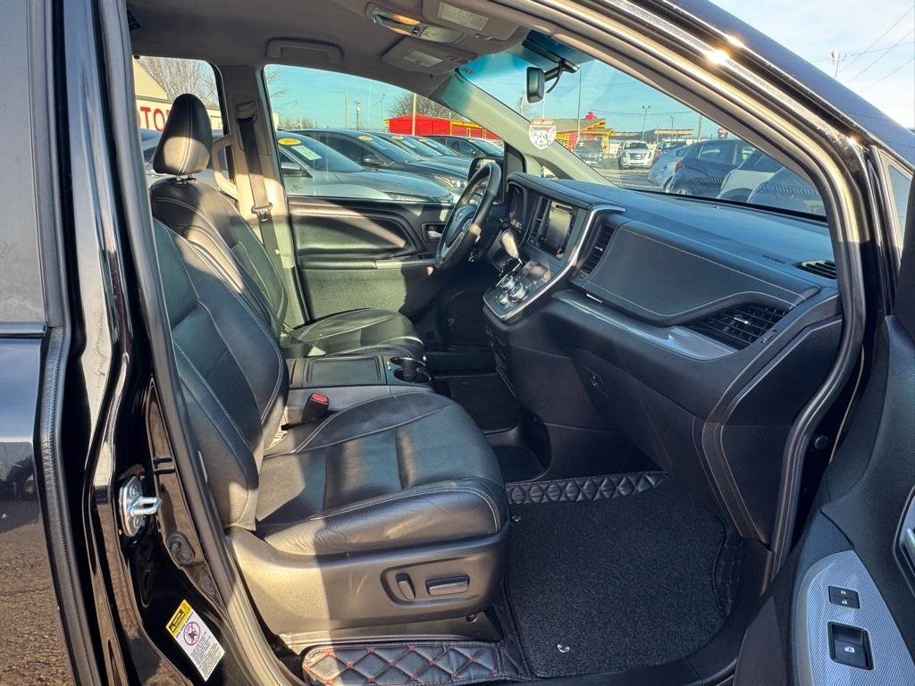 Used 2017 Toyota Sienna SE image 13
