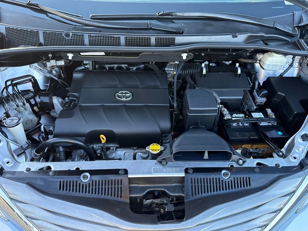 Used 2012 Toyota Sienna XLE image 32