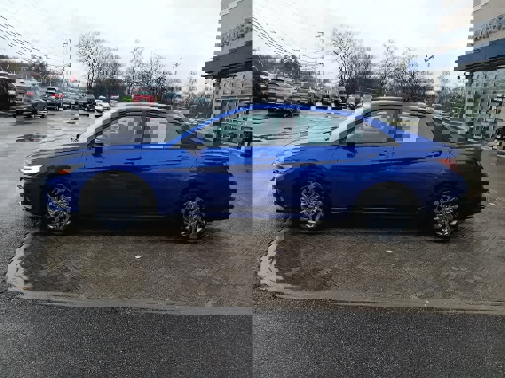 Used 2024 Hyundai Elantra SEL image 3