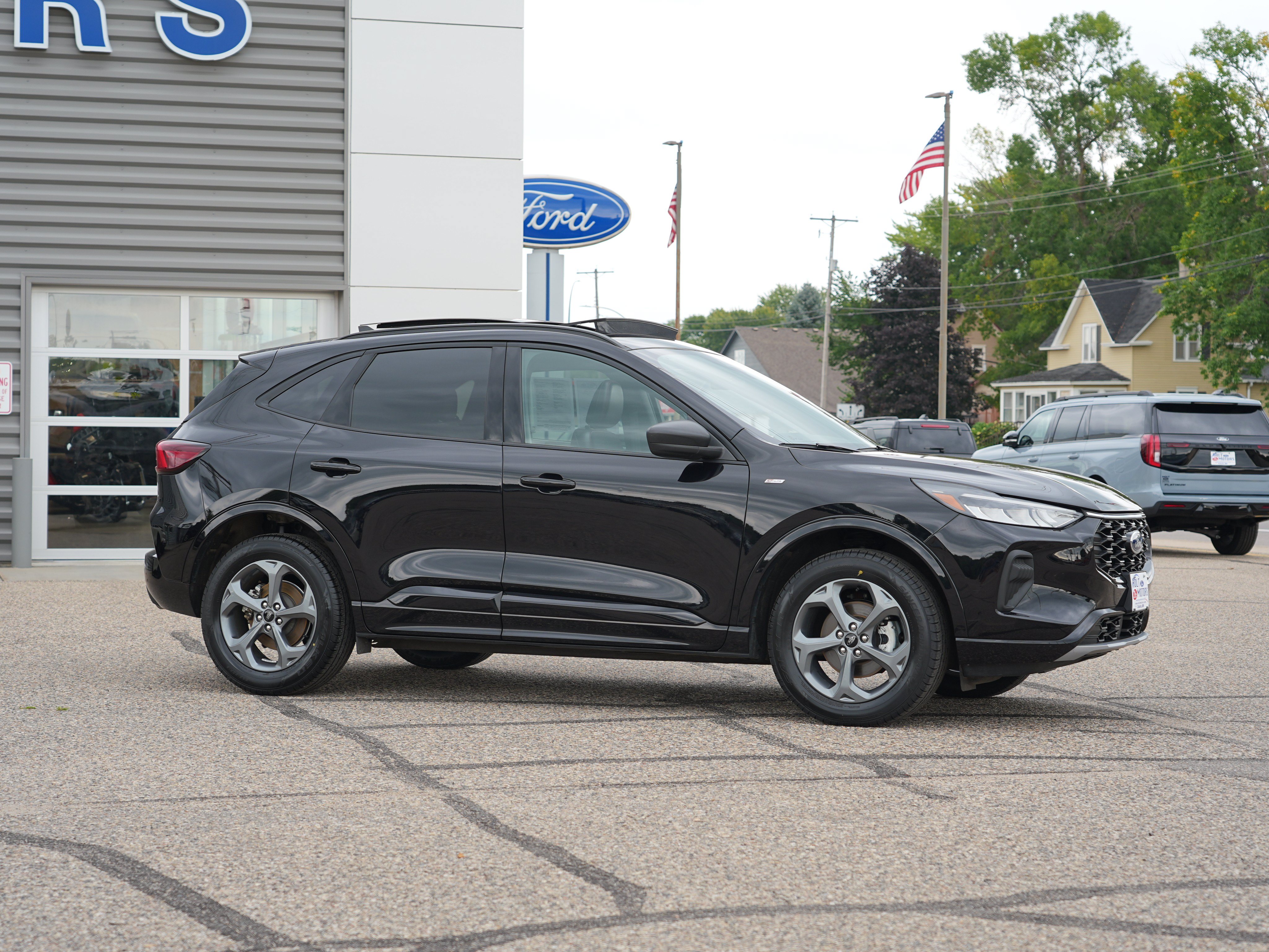 Used 2024 Ford Escape ST-Line w/ Tech Pack #1 AWD/4WD image 2