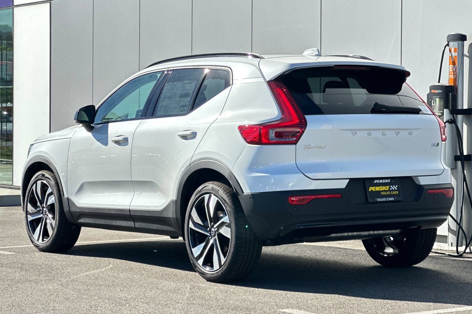 New 2026 Volvo XC40 B5 Ultra w/ Climate Package AWD/4WD image 3