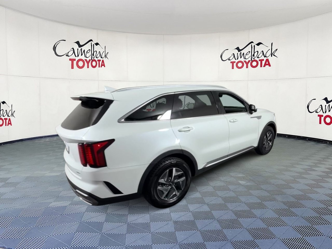 Used 2023 Kia Sorento EX FWD image 2