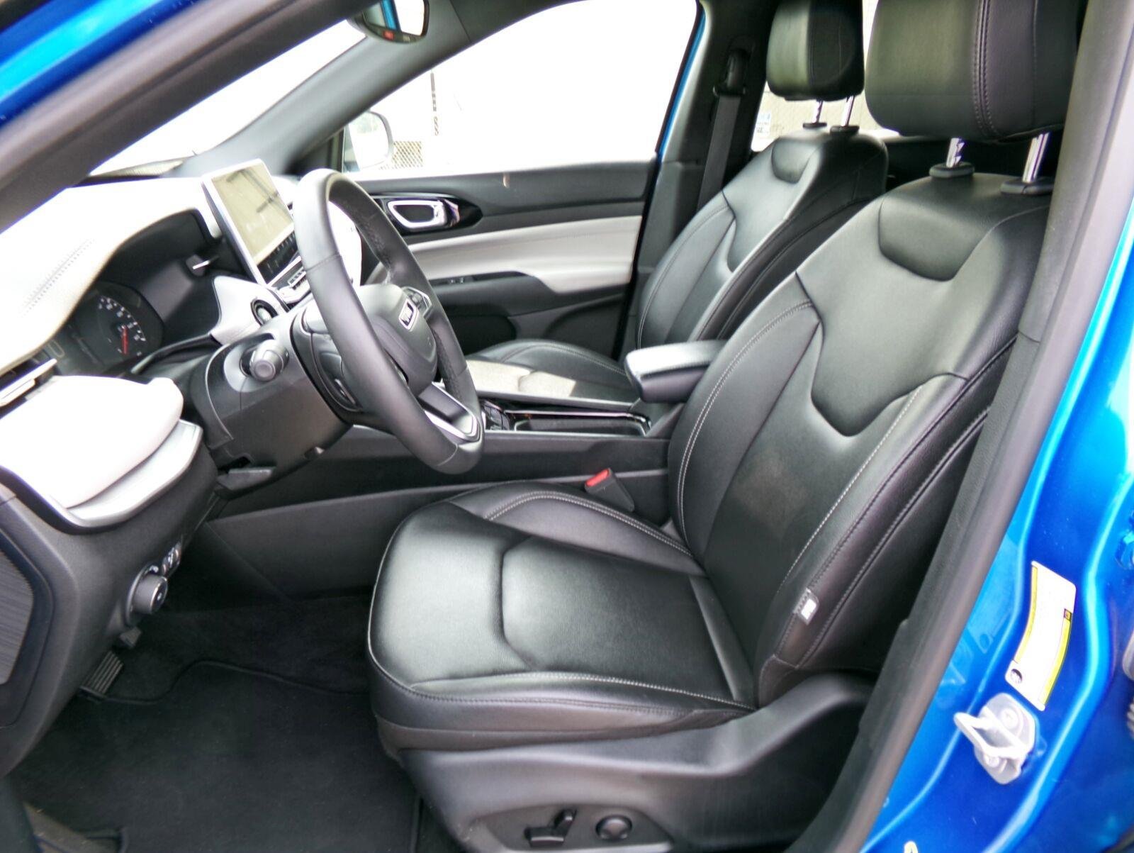Used 2025 Jeep Compass Limited AWD/4WD image 12