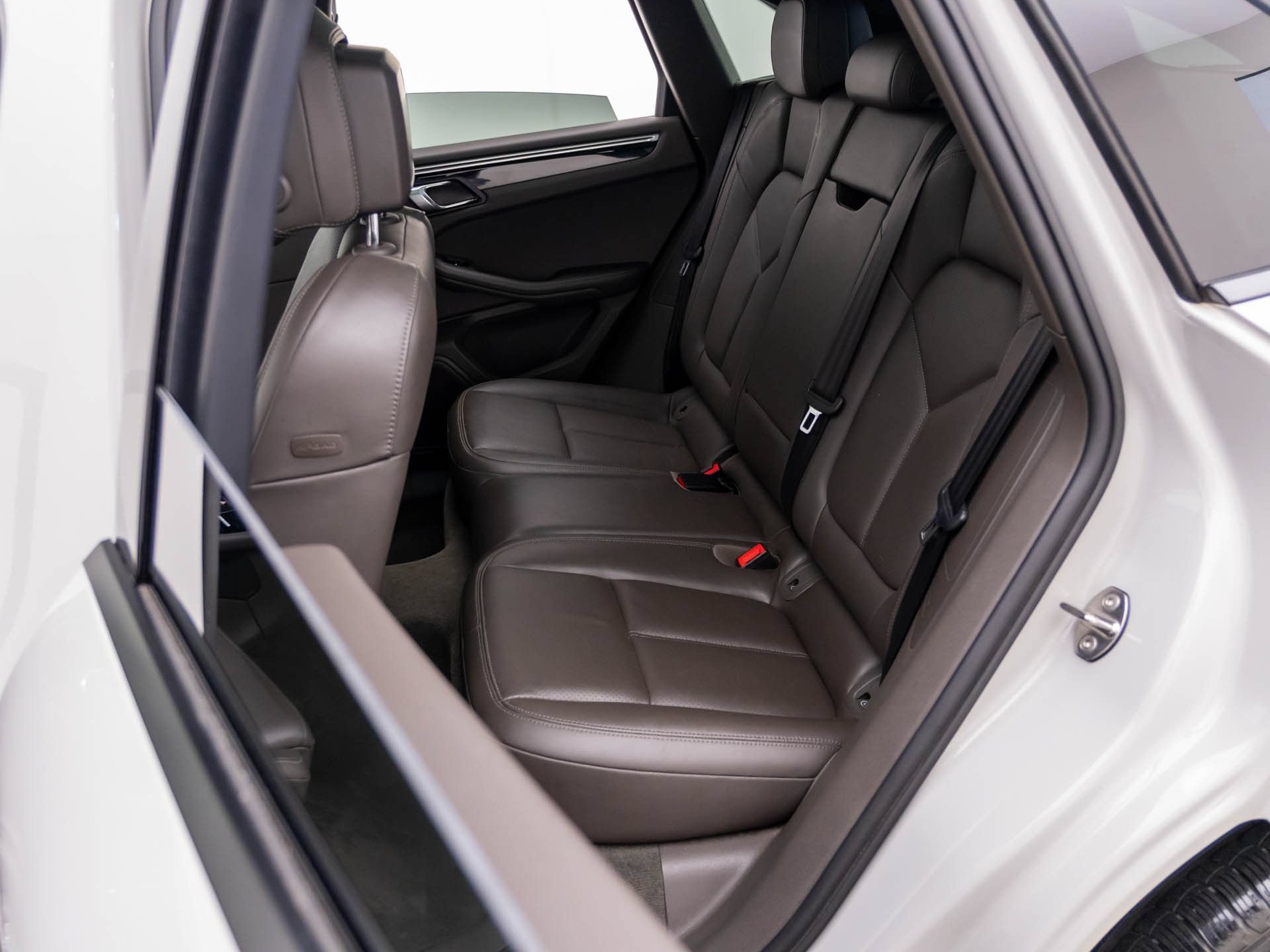 Certified 2023 Porsche Macan AWD/4WD image 18