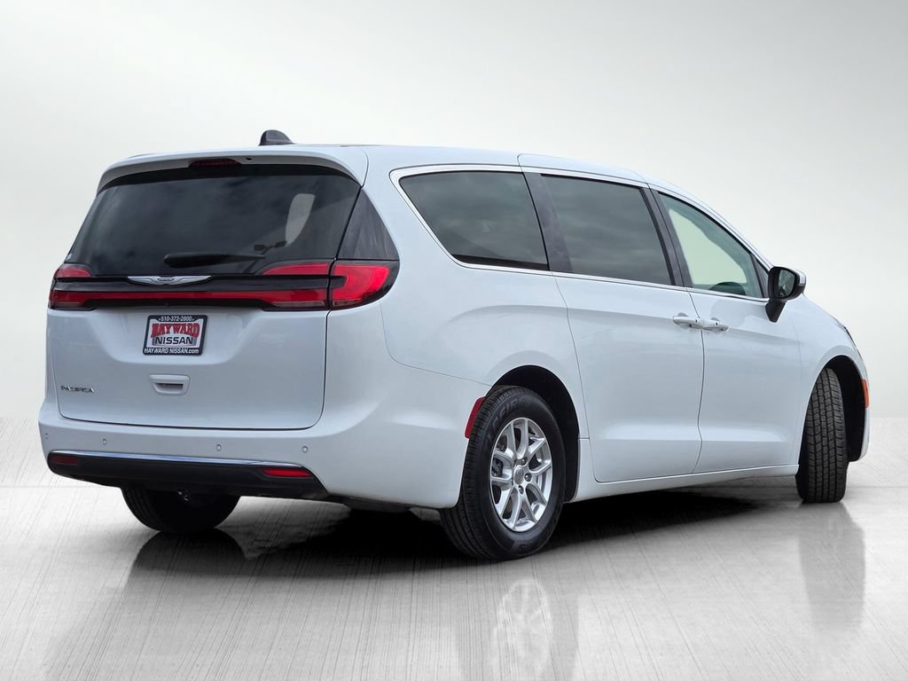 Used 2023 Chrysler Pacifica Touring-L FWD image 5