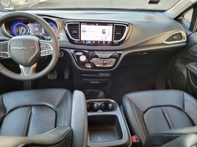Certified 2025 Chrysler Pacifica Select image 6