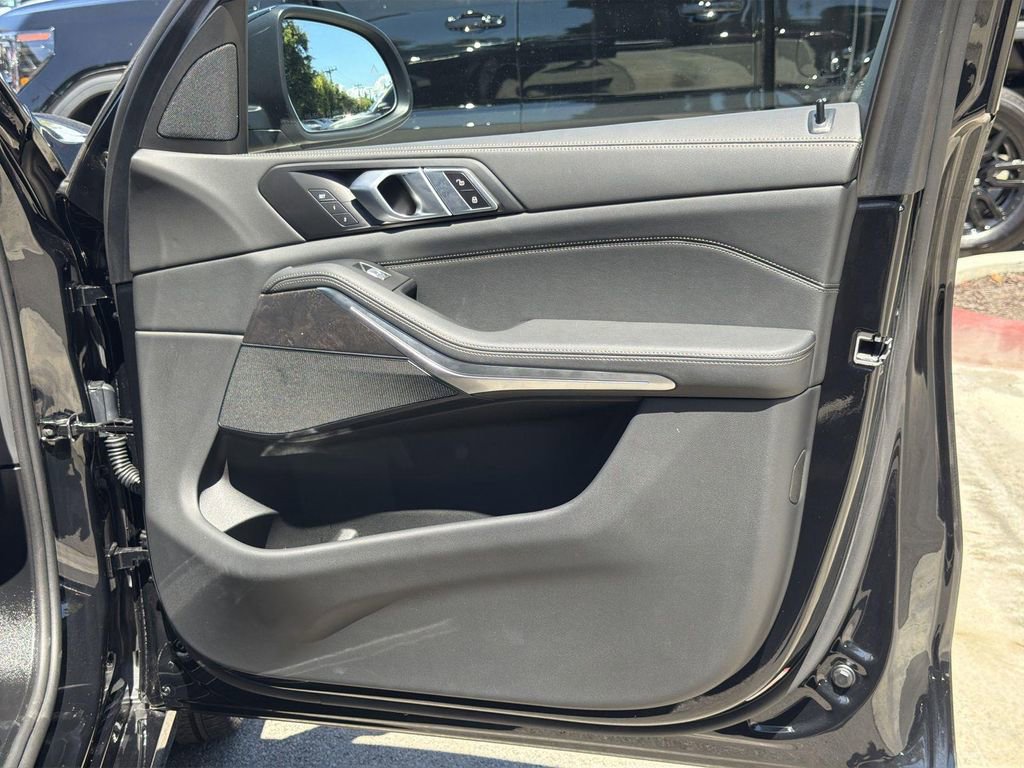 Used 2025 BMW X7 xDrive40i w/ Climate Comfort Package image 32