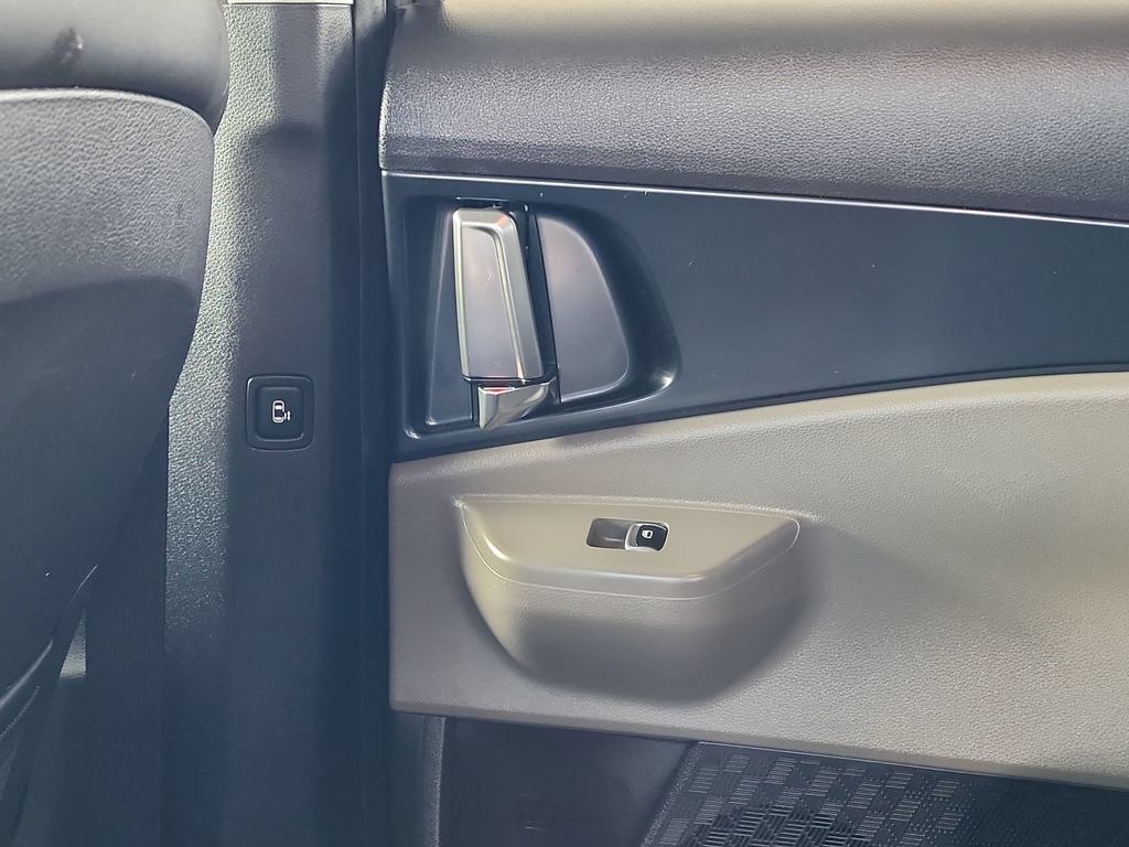 Used 2025 Kia Carnival FWD image 35