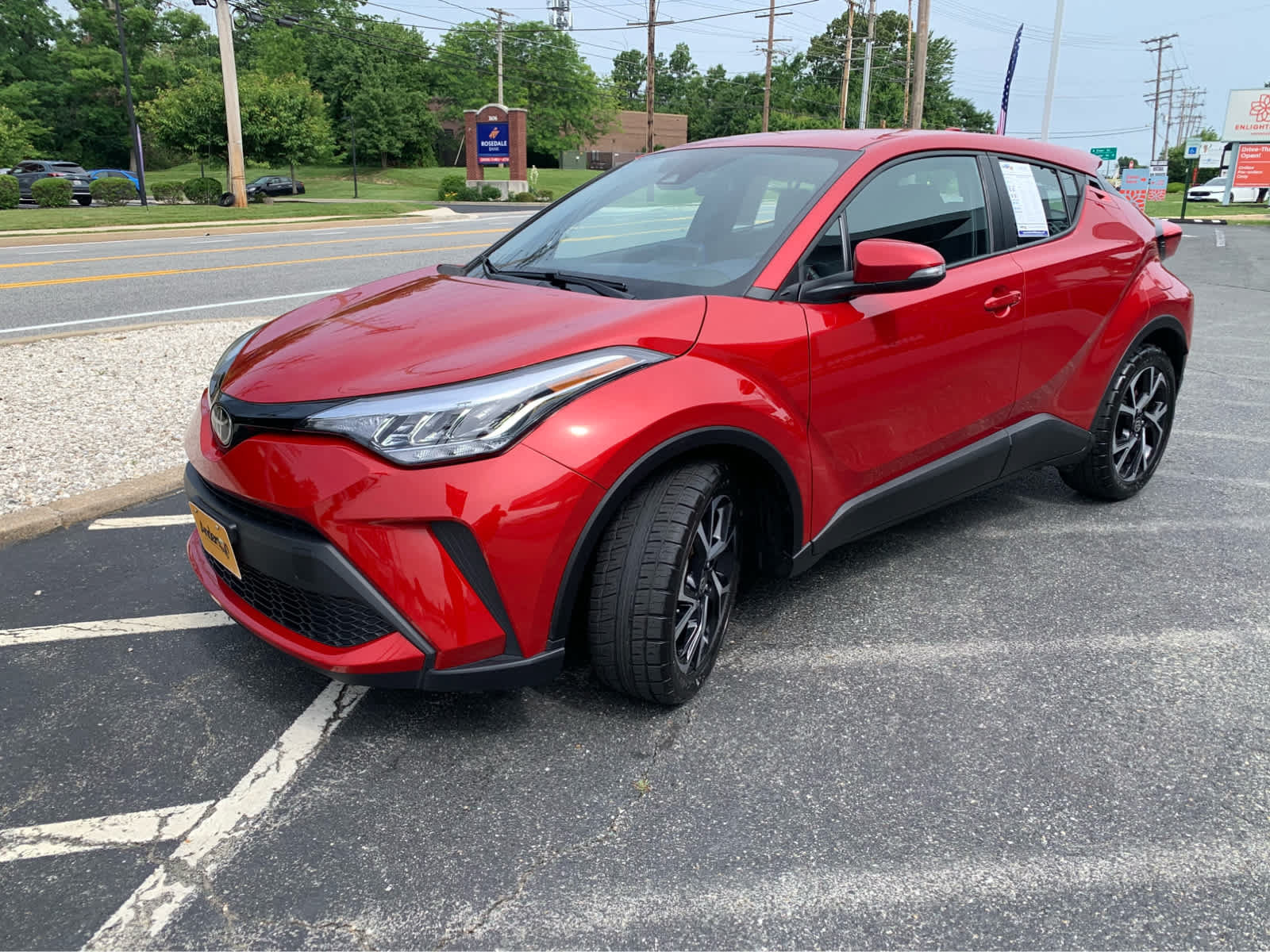 Used 2022 Toyota C-HR XLE FWD image 3