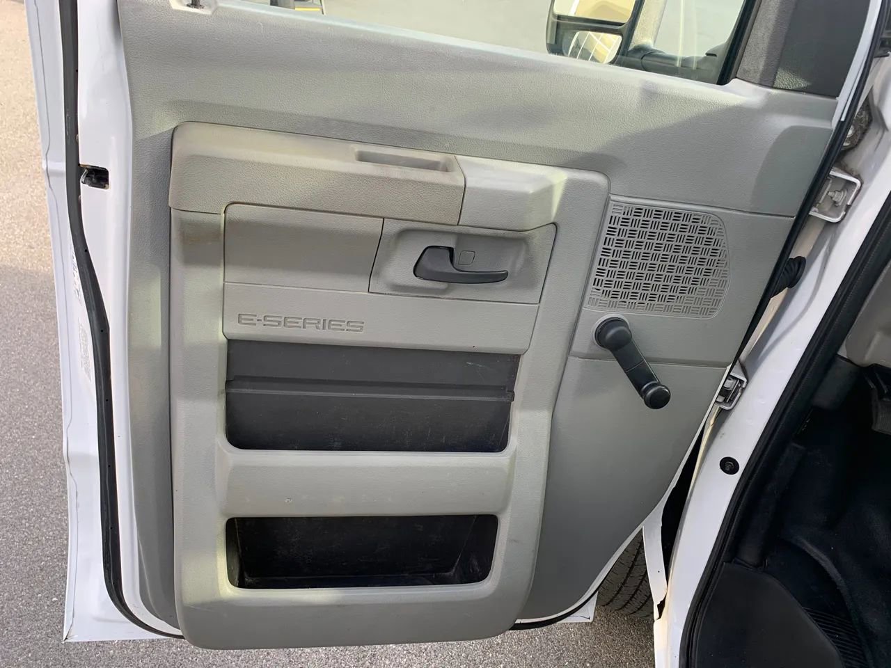 Used 2014 Ford E-350 and Econoline 350 Super Duty RWD image 8