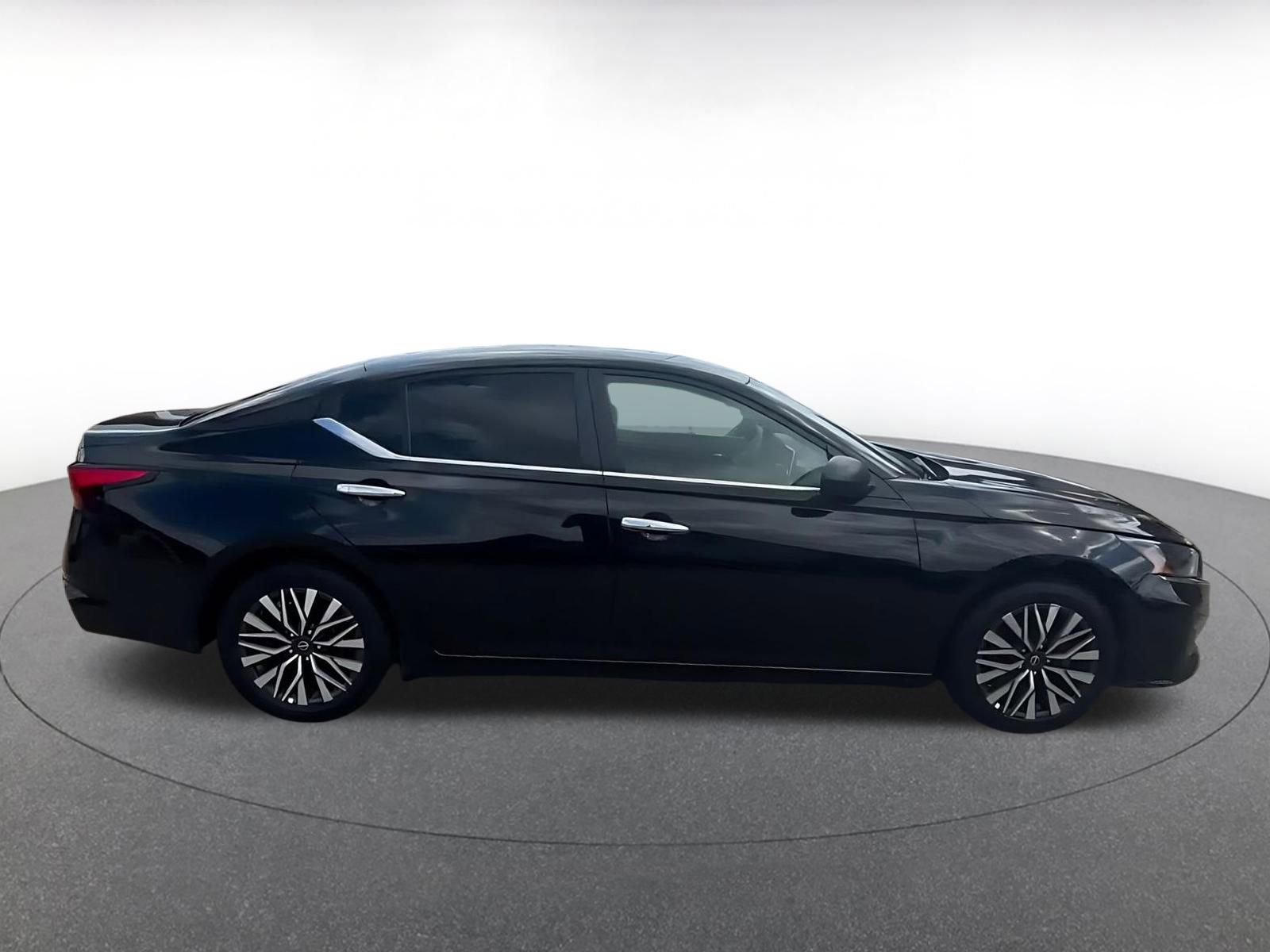 Used 2025 Nissan Altima 2.5 SV FWD image 14