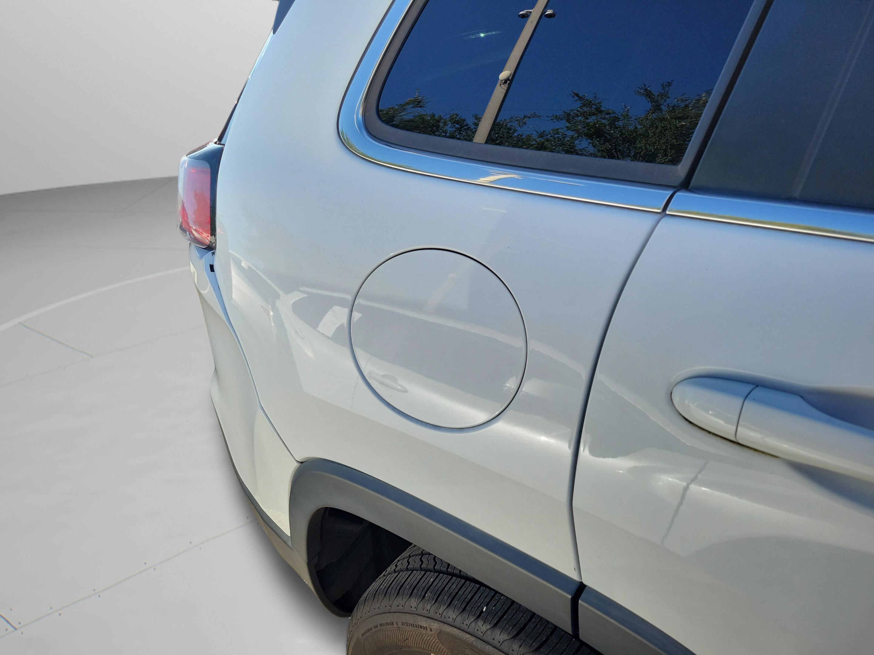 Used 2020 Jeep Cherokee Latitude Plus w/ Cold Weather Group FWD image 24