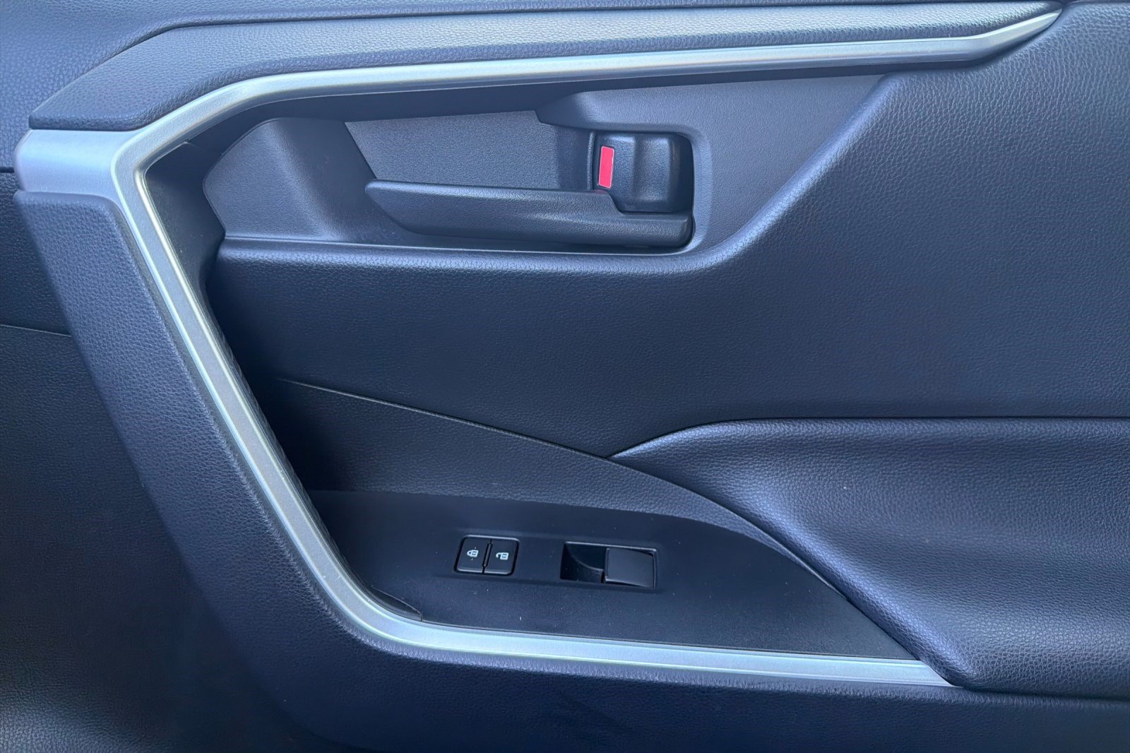 Used 2019 Toyota RAV4 LE w/ Carpet Mat Package FWD image 21