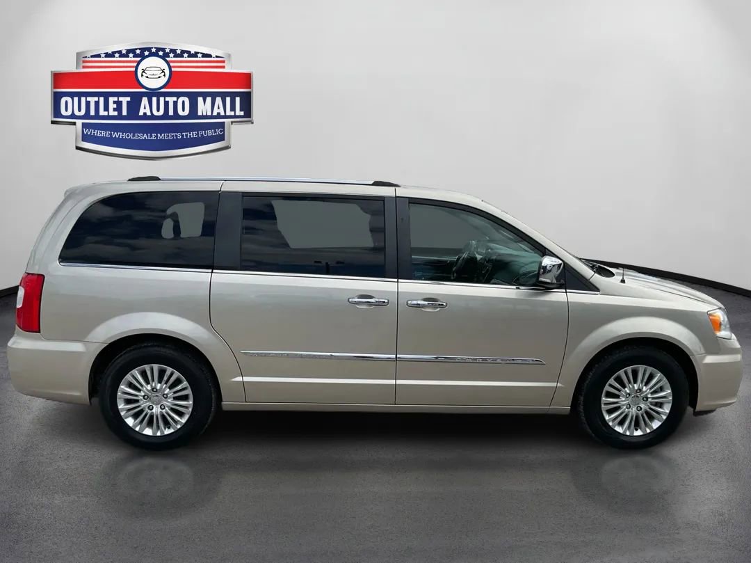 Used 2014 Chrysler Town & Country Limited w/ Luxury Group FWD image 2