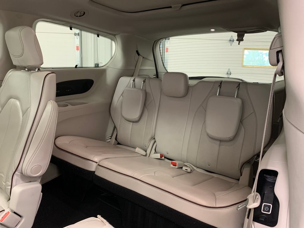 Used 2020 Chrysler Pacifica Limited w/ Advanced Safetytec Group FWD image 20