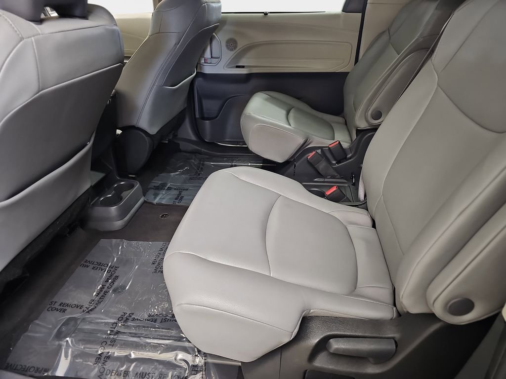 Used 2024 Toyota Sienna XLE FWD image 17